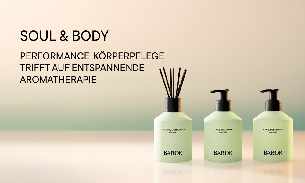 BABOR Soul & Body Serie im Duft Agathist: Raumduft mit Duftstäbchen, Body Wash und Body Lotion in grünen Flaschen.