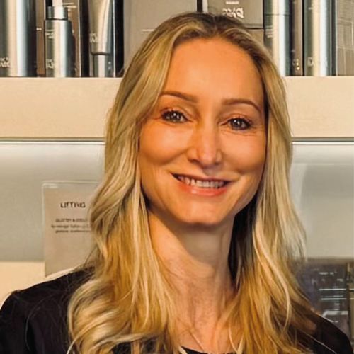 Porträt der Fachkosmetikerin Petra Glöggler-Späth: blonde Frau, die lächelnd in die Kamera schaut.
